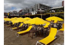 Alquiler de sombrilla en Balneario Puerto Macalá